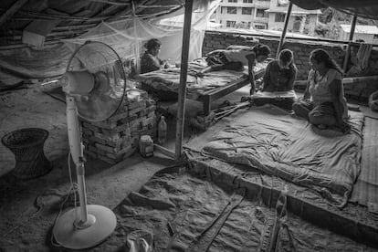 Neharika Bosukata, de 10 años, se acuesta en una cama en un refugio temporal que su familia encontró en un edificio abandonado, donde ahora vive después de ser herida en una de sus piernas al derrumbarse sobre ella un edificio de cinco pisos. Neharika, a pesar de la dificultad para moverse, acude todos los días a la escuela para proseguir sus estudios. El colegio, al que asisten más de un centenar de niños, ha sido también dañado por el seísmo.