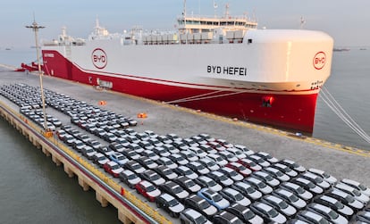 Cientos de vehículos BYD en el puerto de Taicang, en la provincia china de Jiangsu, el 11 de enero de 2025.