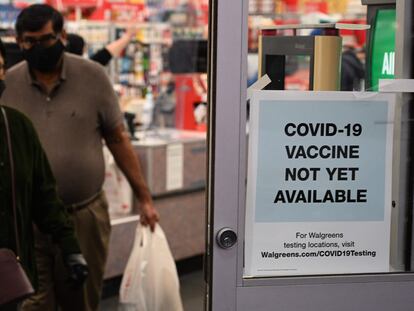 Un letrero en una farmacia de Burbank (EE UU) advierte de que todavía no hay vacunas contra la covid disponibles.