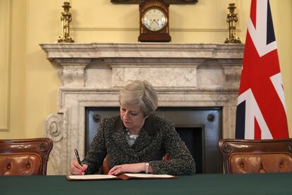 La primera ministra británica, Theresa May, firma la carta a la presidencia europea para activar la salida de Reino Unido de la Unión Europea, el 28 de marzo de 2017.