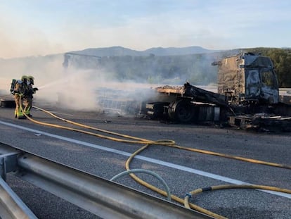 El camión accidentado en Capmany.