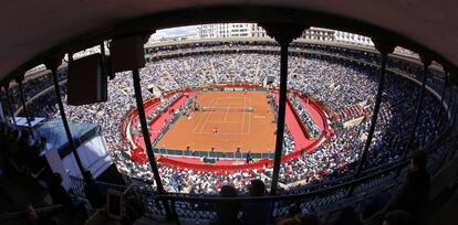 Spain's Rafael Nadal serves to Germany's Alexander Zverev during a World Group Quarter final Davis Cup tennis match between Spain and Germany at the bullring in Valencia, Spain, Sunday April 8, 2018. (AP Photo/Alberto Saiz)