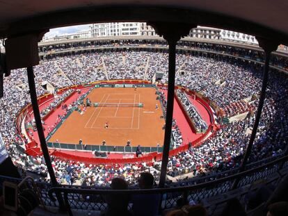 Spain's Rafael Nadal serves to Germany's Alexander Zverev during a World Group Quarter final Davis Cup tennis match between Spain and Germany at the bullring in Valencia, Spain, Sunday April 8, 2018. (AP Photo/Alberto Saiz)