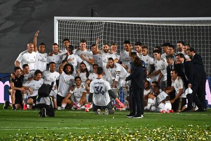 Los jugadores del Real Madrid celebran el título de LaLiga en Valdebebas, el jueves por la noche. La trigésima cuarta Liga del Real Madrid será recordada como la competición del coronavirus.