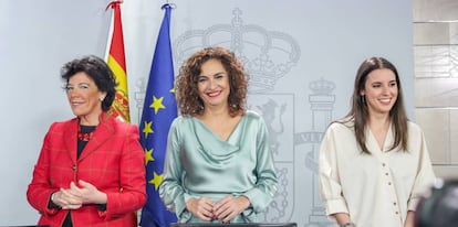 La ministra de Educación y Formación Profesional, Isabel Celaá; la ministra Portavoz y de Hacienda, María Jesús Montero; y la ministra de Igualdad, Irene Montero, comparecen ante los medios de comunicación tras la segunda reunión del Consejo de Ministros del Gobierno de coalición del PSOE y Unidas Podemos.