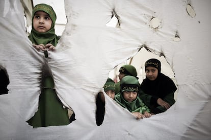 Niñas musulmanas chiíes durante la celebración del Ashura (que conmemora el asesinato del imán Hussein, nieto del profeta Mahoma) en Sanabis, al oeste de Manama, en Baréin.