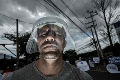 Trabajadores y propietarios de gimnasios, salones de belleza y barberías se manifiestan frente a la Casa Presidencial en San José (Costa Rica), para pedir que les permitan abrir sus negocios, afirmando que necesitan generar ingresos y que cumplen con las medidas sanitarias. Costa Rica sumó 420 nuevos casos para un total de 11.534 contagios y 66 fallecidos por covid-19.