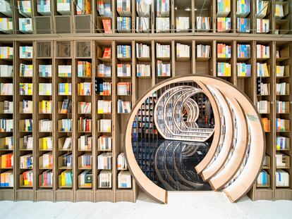 Entrar en la librería Zhongshuge, en Pekín (China), diseñada por Studio XL-Muse con suelos de espejo y una luz envolvente, es como adentarse en un túnel espacio temporal, como los libros que te proponemos para regalar esta Navidad. |