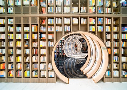 Entrar en la librería Zhongshuge, en Pekín (China), diseñada por Studio XL-Muse con suelos de espejo y una luz envolvente, es como adentarse en un túnel espacio temporal, como los libros que te proponemos para regalar esta Navidad. |
