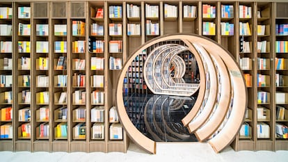 Entrar en la librería Zhongshuge, en Pekín (China), diseñada por Studio XL-Muse con suelos de espejo y una luz envolvente, es como adentarse en un túnel espacio temporal, como los libros que te proponemos para regalar esta Navidad. |