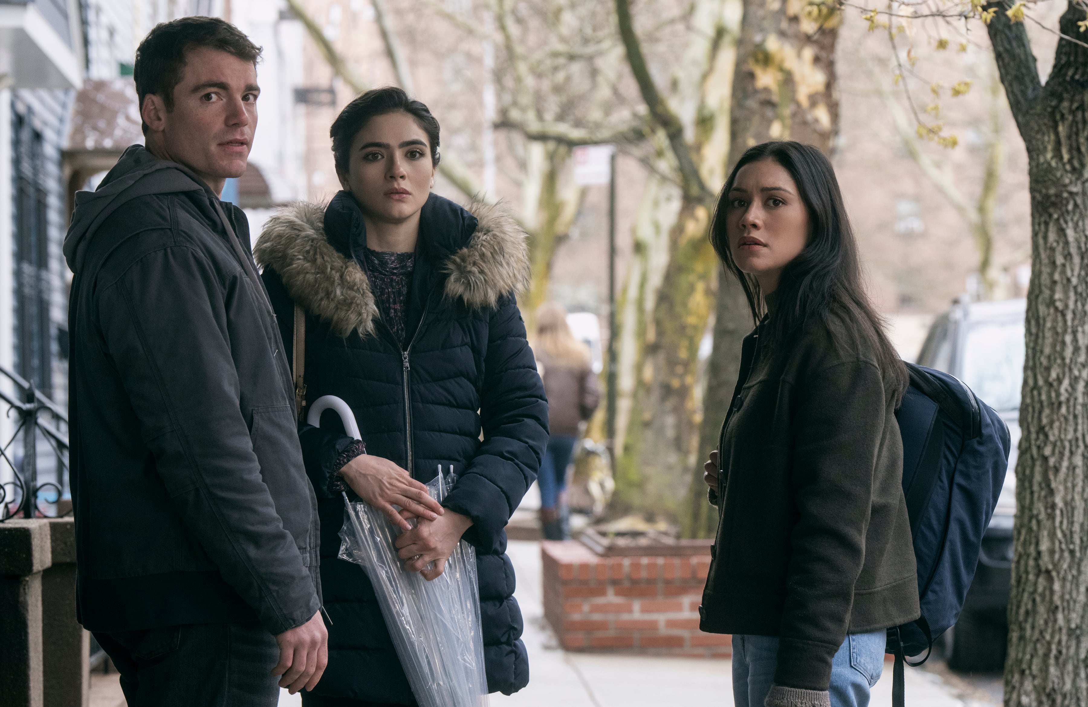 Gabriel Basso, Arienne Mandi y Luciane Buchanan, en la segunda temporada de 'El agente nocturno'.