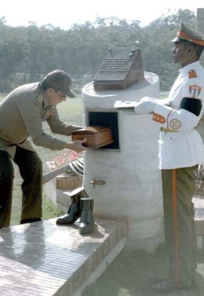 Raúl Castro, en el momento de enterrar las cenizas de Gades.