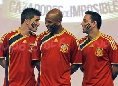 Villa, Senna y Xavi (de izquierda a derecha), ayer durante la presentación de la camiseta que estrenará España el sábado ante Turquía.