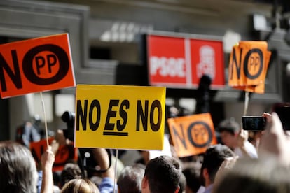 Ambiente a las puertas de la sede del PSOE de la calle Ferraz de Madrid durante el comité federal del partido.