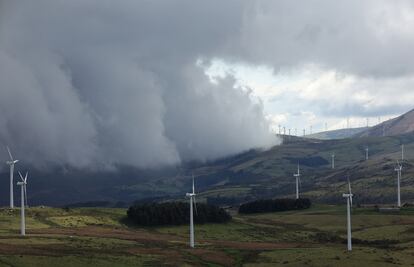 Aerogeneradores en las montañas gallegas.