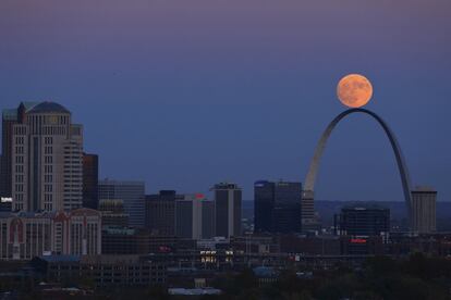 La lluna s'eleva sobre l'arc Gateway, a Saint Louis (Estats Units).
