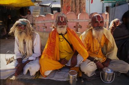 Tres sadhus, o santones hinduistas, en Orchha.