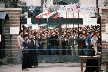 Las manifestaciones contra Estados Unidos empezaron a hacerse habituales en Teherán tras la revolución de febrero de 1979. Acusaban a ese país de haber apoyado al rey, el shah Reza Pahlevi, y querían evitar que el Gobierno norteamericano le concediera asilo mientras estaba ingresado en un hospital de Nueva York. Ya el 1 de noviembre, tres días antes del asalto a la Embajada norteamericana, una multitud se congregaba a sus puertas como se ve en la imagen.