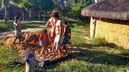 O povo indígena Tumbalalá, na Terra Indígena Tupinambá de Olivença.