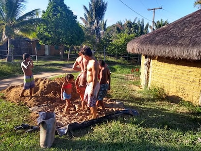 O povo indígena Tumbalalá, na Terra Indígena Tupinambá de Olivença.