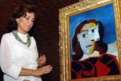 La ministra Carmen Calvo, ante el <i>Retrato de Dora Maar </i><b>(1939),</b> de Picasso, en el Museo Reina Sofía.