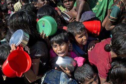 Una niña rohingya llora mientras espera, junto a otros niños, a recibir comida distribuida por una organización de ayuda turca en el campo de refugiados de Thaingkhali, en Ukhiya (Bangladés).