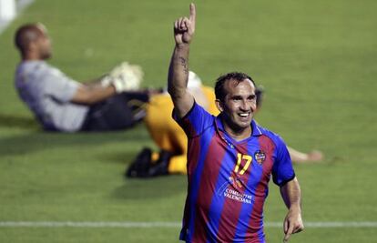 Gekas celebra el gol ante el Motherwell.