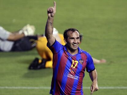 Gekas celebra el gol ante el Motherwell.