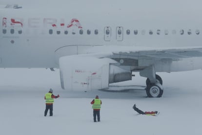 Varios operarios se hacen fotos en una plataforma del aeropuerto Adolfo Suárez Madrid-Barajas. La nevada 'Filomena' ha dejado absolutamente bloqueada la capital madrileña. El servicio de autobuses de las líneas de la Empresa Municipal de Transportes (EMT) ha prolongado su suspensión hasta el domingo y Renfe ha suspendido todos sus trenes con destino o salida en Madrid.