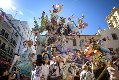 Algunas de las fallas son tan impresionantes que alcanzan los 23 metros de altura. En la imagen, la Falla de la plaza del Pilar.