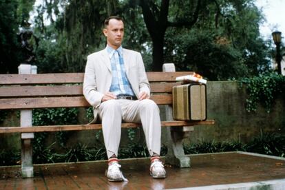 Forrest Gump (1994)

La cita que recuerdas:

- “Mi mamá dice que la vida es como una caja de bombones, nunca sabes qué te va a tocar”.

La cita textual:

- “Mamá siempre decía: ‘La vida es como una caja de bombones. Nunca sabes lo que te va a tocar’”.

La escena, aquí.