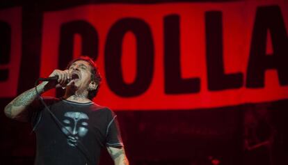 Evaristo Páramos, líder de La Polla Records, en un momento de su concierto en el  Palau Sant Jordi.