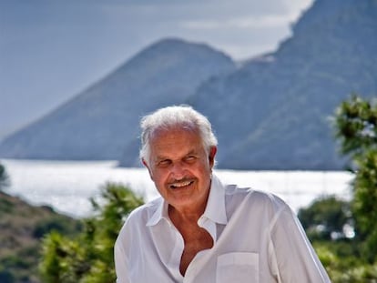 Carlos Fuentes en la casa de Leopoldo Rodés en Formentor en 2009.