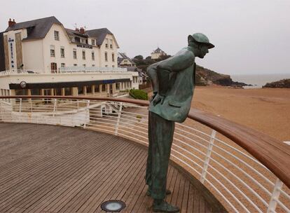 La estatua de Monsieur Hulot preside la playa Saint Marc, donde Jacques Tati rodó <i>Las vacaciones de Monsieur Hulot.</i>