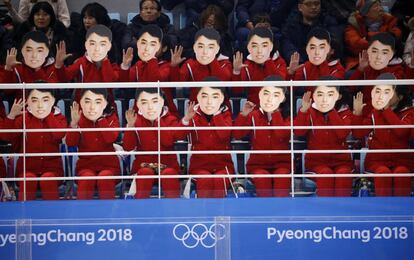 Animadoras de Corea del Norte durante el partido de hockey sobre hielo femenino entre los equipo de Suiza y Corea celebrado en el Centro de Hochey Kwandong, en Gangneung, el 10 de febrero de 2018.