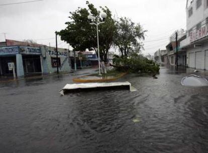 Una calle inundada en la ciudad de Chetumal, en el Estado mexicano de Quintana Roo, tras el paso ayer del huracán Dean.