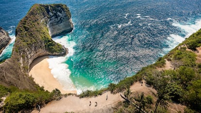 Playa Kelingking (Nusa Penida, Indonesia). Esta playa, que ha pasado de la 21ª posición a la 9ª, deslumbra con sus impresionantes formaciones de acantilados, arena blanca y su mar azul verdoso. Y, a pesar de que es de fácil acceso y tiene un amplio lugar de estacionamiento, mantiene un ambiente apartado y relajado. El agua, prácticamente transparente, es perfecta para explorar la vida submarina. Las puestas de sol son dignas de fotografiar.