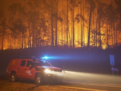 Vehículo de bomberos en las proximidades de un incendio en la localidad de Villagracia de Arousa (Galicia), el pasado 4 de agosto.