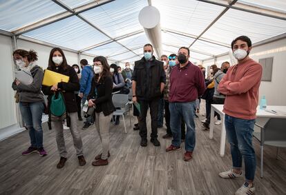 Docentes en Valencia esperando a ser vacunados con las dosis de AstraZeneca.