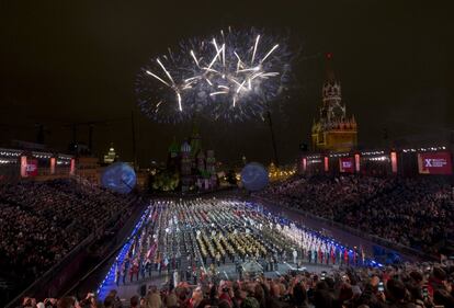 Vista de los fuegos artificiales durante el festival internacional de música militar Spasskaya Tower, en la plaza Roja de Moscú (Rusia).