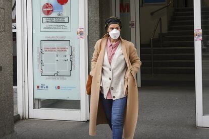 Belén Couso, saliendo del Hospital de La Princesa donde sigue acudiendo a quimioterapia en plena cuarentena por coronavirus.