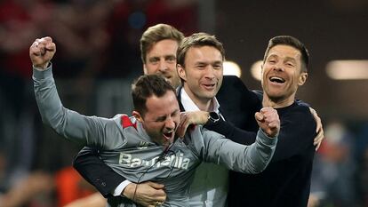 Xabi Alonso, el director deportivo Simon Rolfes y el asistente Marcel Daum celebran el empate ante la Roma.