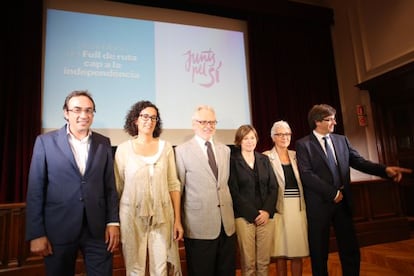 Josep Rull, Marta Rovira, Carles Viver Pi-Sunyer, Carme Forcadell, Muriel Casals, i Carles Puigdemont.