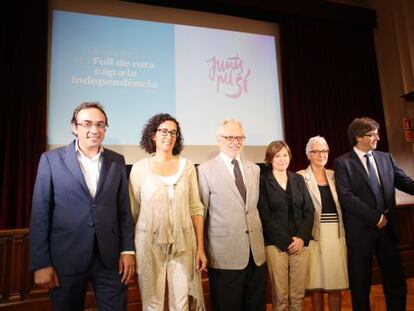Josep Rull, Marta Rovira, Carles Viver Pi-Sunyer, Carme Forcadell, Muriel Casals, i Carles Puigdemont.