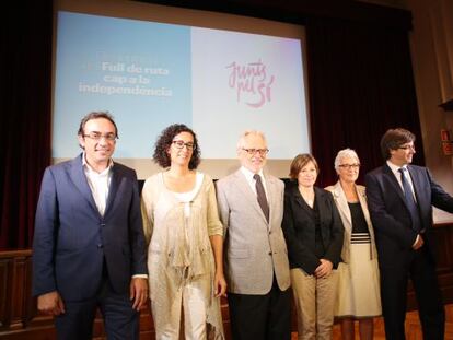 Josep Rull, Marta Rovira, Carles Viver Pi-Sunyer, Carme Forcadell, Muriel Casals, y Carles Puigdemont.