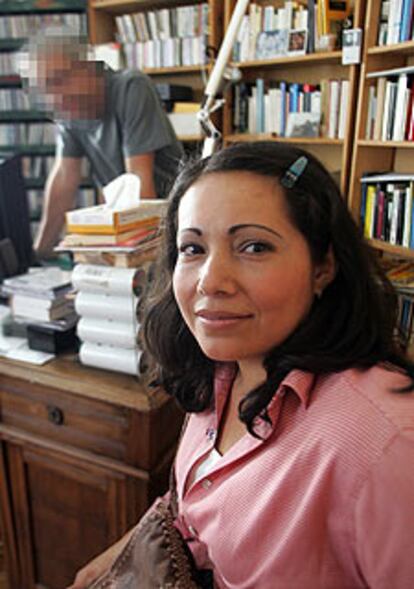 Ruth Merchán y, tras ella, Jesús Gallego, su empleador.