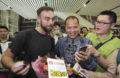 Matt Stopera a su llegada al aeropuerto de Jieyang en Guangdong.