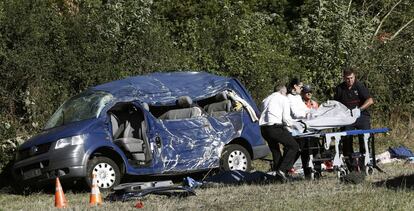 Un coche accidentado en la nacional 121-A, a su paso por Lantz (Navarra), en 2014.