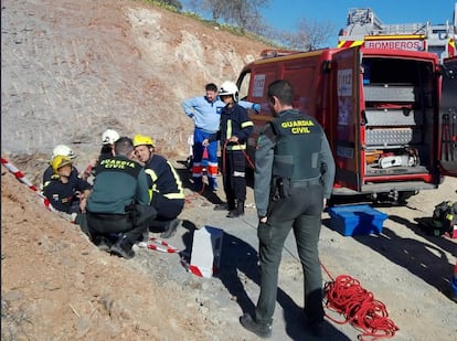 Los bomberos de Rincón de la Victoria, a una decena de kilómetros de Totalán, fueron los primeros en llegar al lugar de la caída de Julen poco después de las 14.00 del domingo 13 de enero, día en el que el niño se precipitó por un pozo. Pronto conocieron la magnitud del problema: la perforación, hecha para un sondeo, tiene unos 25 centímetros de diámetro y 110 metros de profundidad. En la imagen, agentes de la Guardia Civil y bomberos participan en los primeros intentos de rescate el día del suceso.