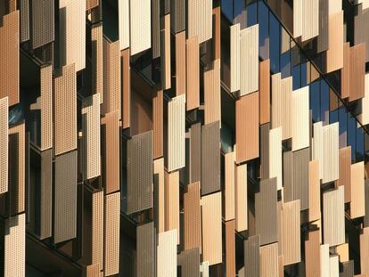 En Assago, cerca de Milán, el arquitecto ha proyectado las oficinas del Group M con placas metálicas en la fachada, para acercarse más a la escultura que a la arquitectura.